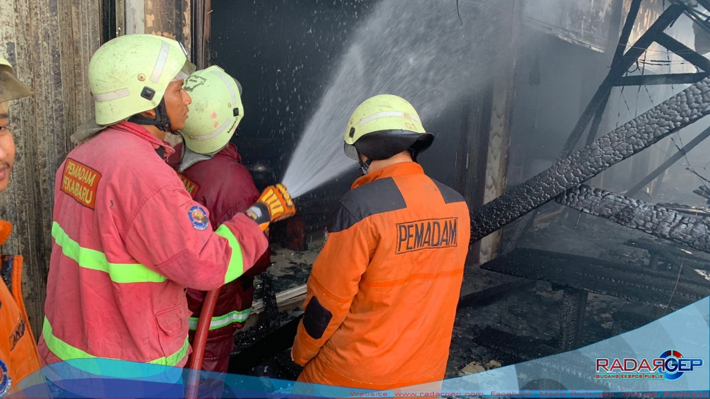 DPKP Kota Pekanbaru Padamkan Kebakaran Di Jalan Hang Tuah