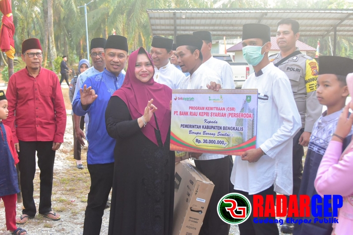 Bupati Kasmarni Serahkan Bantuan Kepada Masjid, Anak Yatim Dan Dhuafa