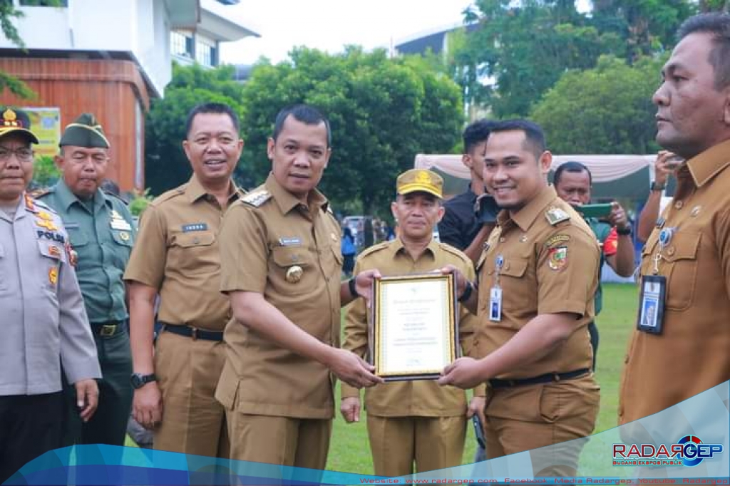 Diskop Berikan Penghargaan Ke Camat Tenayan Raya Dan Marpoyan Damai