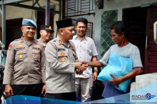 Kapolres Pelabuhan Belawan Beri Bantuan Sembako untuk Warga Terdampak Banjir Rob