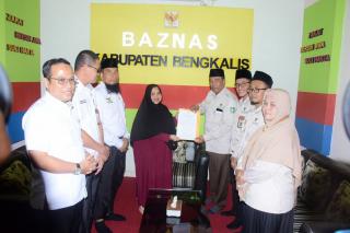 Bupati Kasmarni Serahkan Zakat Harta Ke Baznas Bengkalis