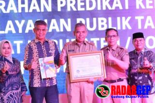 Pj Bupati Kampar Terima Penghargaan Predikat Kepatuhan Standar Pelayanan Publik Tahun 2022 Dari Ombudsman RI