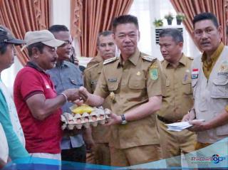 Bupati Rohil Temu Ramah Dengan Abang Becak dan Penarik Gerobak
