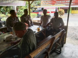 Personel Sat Binmas Polres Langkat Sambangi Warga
