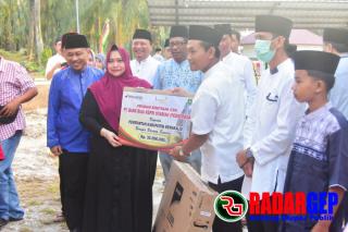 Bupati Kasmarni Serahkan Bantuan Kepada Masjid, Anak Yatim dan Dhuafa
