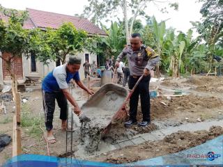 Bhabinkamtibmas Polsek Stabat dan Babinsa Paya Mabar Gotong Royong Bangun Rumah Warga