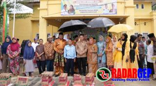 Jemput Bola, Bupati Rohil Pantau Perekaman E-KTP Di Tanjung Medan