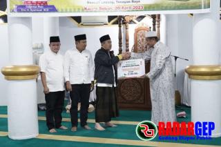 Gubernur Riau Salurkan Paket Santunan Idulfitri Di Masjid Paripurna Amaliyah Pekanbaru