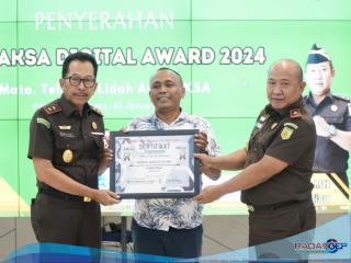 Kepala Kejaksaan Tinggi Riau menerima Penghargaan Adhyaksa Digital Award 2024