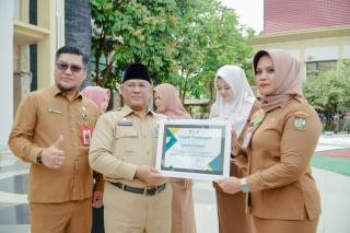 Sekda Kampar Serahkan Berbagai Hadiah dan Tandatangani Mou