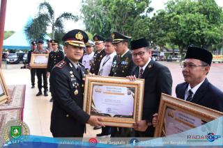 Wakil Ketua DPRD Terima Piagam Penghargaan di Hari Bhayangkara ke-78