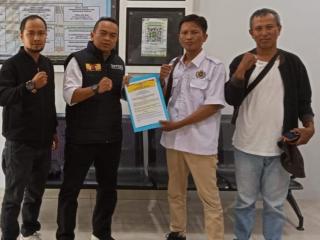 Ketum Laskar RMRB Akhel Pernando MH Serahkan SK DPW Riau, Putra Rezeky Ditunjuk Sebagai Ketua