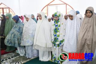 Bupati Kasmarni Shalat Ied Bersama Warga di Masjid Besar Arafah Duri
