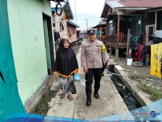 Bhabinkamtibmas Desa Perlis Ajak Nelayan Jaga Laut dan Lingkungan Sosial
