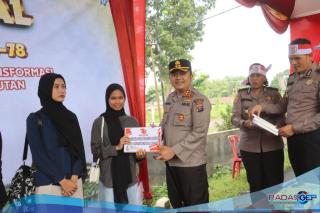 HUT Bhayangkara Ke-78, Polres Langkat Serahkan Beasiswa dan Gelar Bakti Sosial