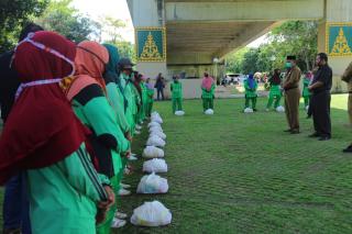 Dinas PU - Tarukim Siak, Berikan Sembako Kepada BHL Kebersihan.