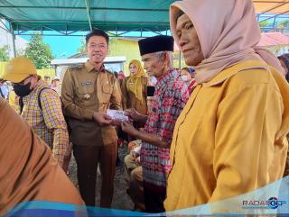Salurkan BLT Sebanyak 6 Bulan, Bupati Rohil : Semoga Dananya Bisa Dimanfaatkan Sebaik Mungkin