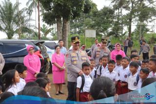 Kapolres Langkat Berikan Bantuan Sosial untuk Siswa SD Desa Adin Tengah: Langkah Nyata Dalam Mendukung Pendidikan!
