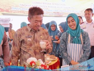Diikuti Seluruh TP PKK Kecamatan, Bupati Rohil Buka Lomba Memasak Serba Ikan