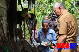 Pj Bupati Kampar Tinjau Rumah Warga Yang Kurang Mampu Di Kelurahan Pasir Sialang Kecamatan Bangkinang