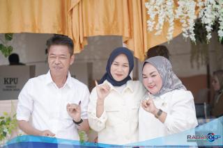 Bupati Rohil Afrizal Sintong Beserta Keluarga Mencoblos di TPS 02 Kepenghuluan Sintong Bakti