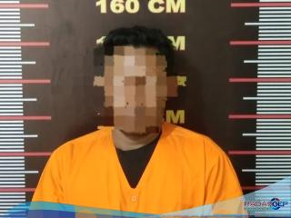 Seorang Pria Mengamuk dan Bacok Sepeda Motor Korban