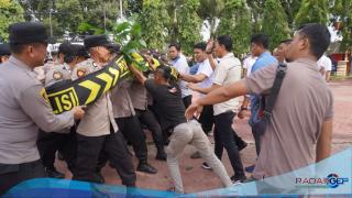 Polres Langkat Gelar Peragaan Dalmas Jelang May Day 2025