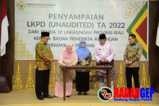 Bupati Kasmarni Serahkan LKPD Unaudited TA 2022 Kepada BPK