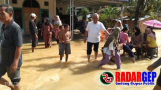 Kamsol Tinjau Warga Teluk Paman Timur Yang Terdampak Luapan Sungai Setingkai