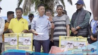 Kunjungi Korban Kebakaran Rumah, Bupati Rohil Serahkan Bantuan