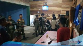 Meresahkan Masyarakat, Satpol PP Kampar Segel Warung Remang-Remang di Desa Suka Mulya