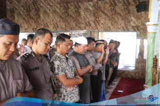 Sholat Ashar Berjamaah, Anggota Polres Langkat menjadi Imam di Mesjid Darus Salam.