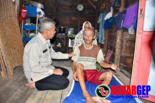 Kunjungi Warga Miskin, Pj. Bupati Kampar Kembali Tekankan Agar Tingkatkan Rasa Kepedulian Terhadap Sesama