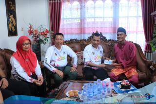 Muflihun Serahkan Langsung KTP Warga