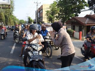 Polwan Polres Langkat Bagikan Kebahagiaan Ramadan Membagikan Takjil Buka Puasa