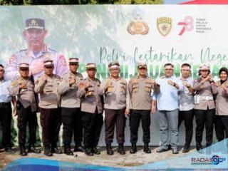 Polresta Pekanbaru Gelar Penamanan Ribuan  Bibit Pohon Secara Serentak