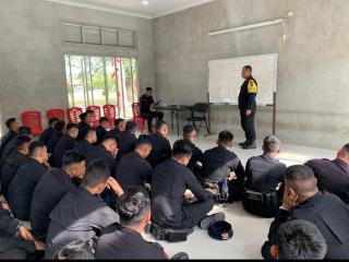 Kasub Satgas PHH Brimobda Riau Melakukan Pemberian Materi Perkap Nomor 1 Tahun 2009