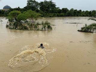 Aksi Heroik! Personil Dalmas Sat Samapta Selamatkan Lansia Yang Terjebak Banjir