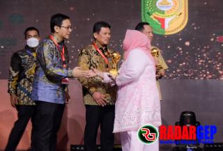 Komitmen Tinggi Terhadap Kualitas Kesehatan, Bupati Kasmarni Terima Penghargaan UHC Award 2023