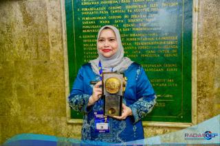 Bupati Kasmarni Terima Piala Adipura Kota Kecil Terbersih