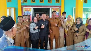 Serahkan Bantuan Banjir, Bupati Rohil Ajak Masyarakat Labuhan Tangga Besar Sukseskan Pemilu