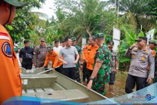 Salurkan Bantuan Banjir ke Daerah Sulit Pemda Kampar Gandeng IOF Kampar