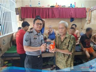 Rutan Kelas I Labuhan Deli Bagikan Susu Bagi Warga Binaan