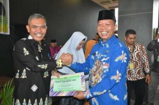 Pj Sekda Kota Pekanbaru, Indra Pomi Serahkan Secara Simbolis Sertifikat IKST Award Kepada Pj Bupati Kampar